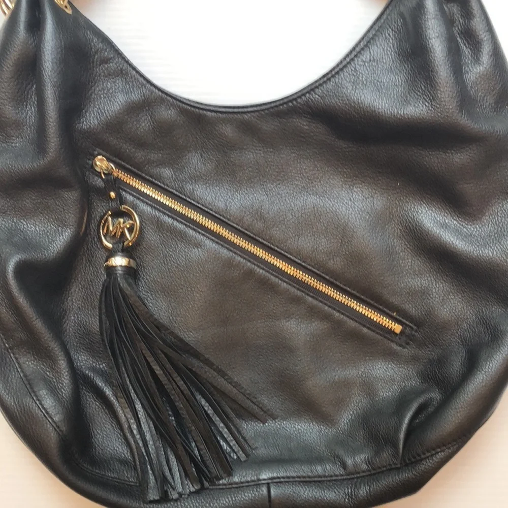 MICHAEL MICHAEL KORS BLACK PEBBLE LEATHER CHARM TASSEL HOBO SHOULDER BAG EUC
